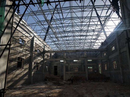 大佛寺煤矿木盘川风井黄泥灌浆站钢结构网架吊装顺利完成