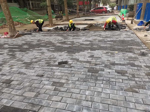 陕煤建设天工公司土建十五抗洪防雨有序推进“三供一业”改造项目施工