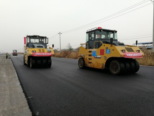 路桥分公司G242大荔县过境公路沥青下面层摊铺完工