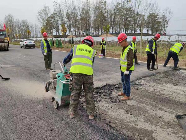 陕煤建设澄合分公司第十五项目部加快复工建设推进公路项目沥青路面摊铺