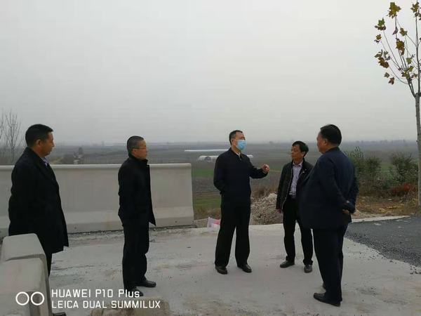 大荔县县长杜鑫深入陕煤建设澄合分公司G242大荔过境段公路建设项目检查指导工作