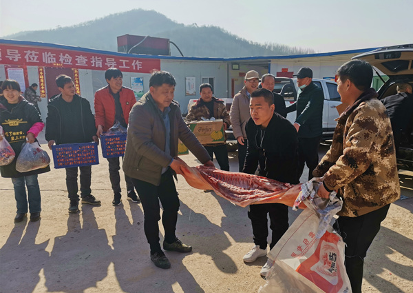 陕煤建设矿建三公司大年初一送“福”到工地！