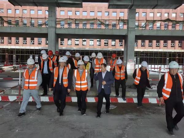 陕煤建设铜煤公司承建的榆林化学厂前区现场迎来了同行业单位参观指导