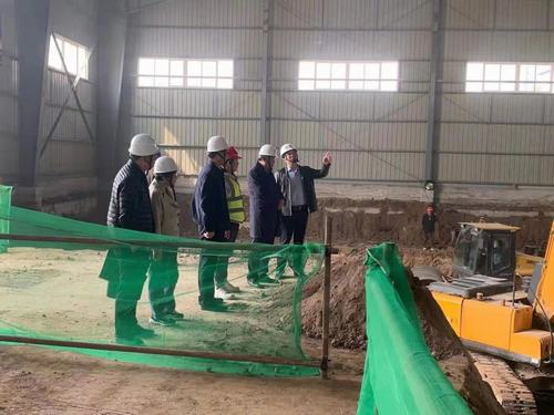 陕西生态水泥股份有限公司副总经理时启林莅临由陕煤建设咸阳分公司承建的智能机器人及5G生产线技改项目检查指导工作