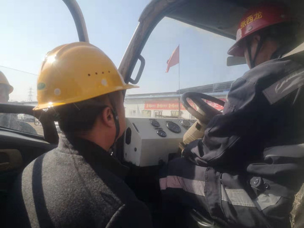 陕煤建设澄合分公司第二机电安装队开展入井车辆安全检查 筑牢运输安全防线