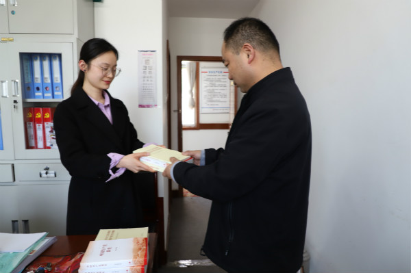 陕煤建设汉中分公司为党员发放党史书籍 夯实理论根基