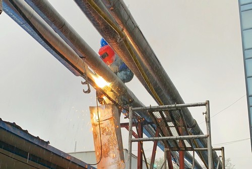 陕煤建设洗选煤运营公司第二项目部:安装工人冒雨抢修 热水管路恢复正常