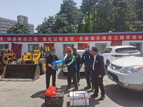 情系职工鼓干劲  走访慰问暖人心