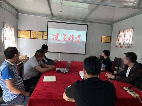 陕煤建设洗选煤运营公司第二项目部：观看红色电影 传承红色基因