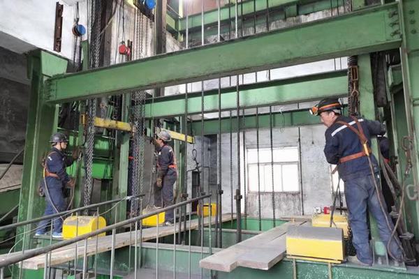 陕煤建设矿建二公司安装项目部四天完成两台多绳立井罐笼更换工作