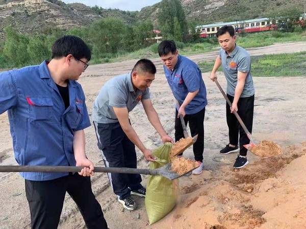 陕煤建设韩城分公司安装三项目部青年突击队助力“雨季三防”