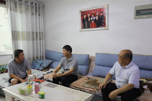 侯本英“七一”前夕走访慰问陕煤建设韩城分公司困难党员