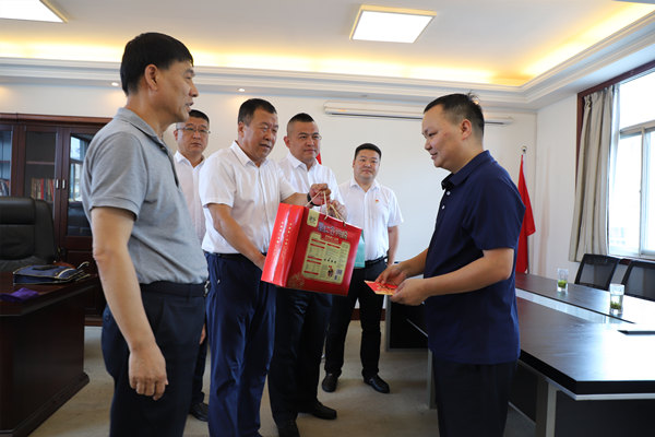 侯本英深入陕煤建设汉中分公司慰问困难党员