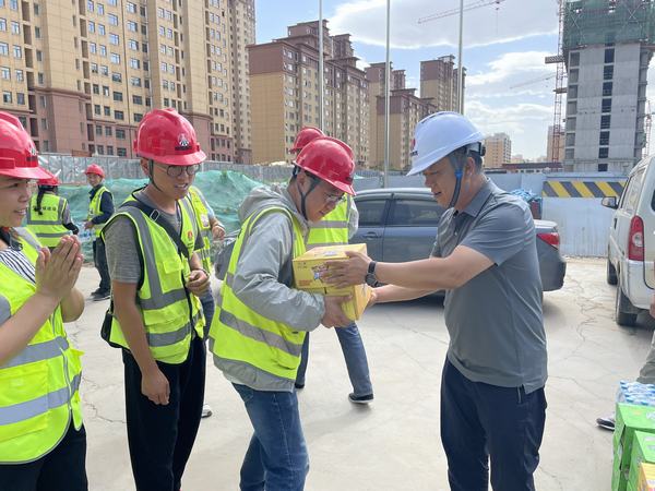 陕煤建设铜煤公司：心系职工办实事 夏送清凉助生产