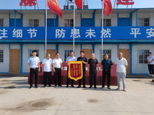 陕煤建设渭南分公司第八目部为村庄修补村道践行国企社会责任