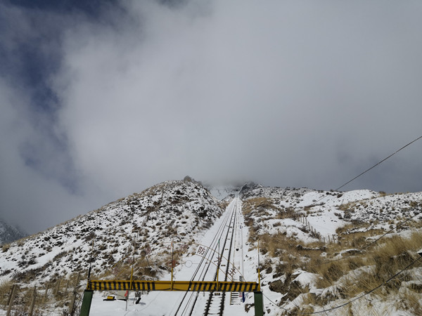 直通云端的轨道