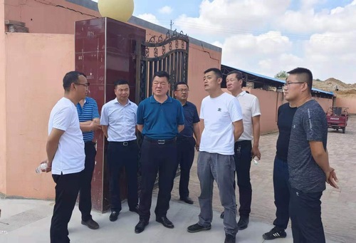 榆林市榆阳区副区长王新刚莅临陕煤建设路桥分公司靖神铁路项目现场调研征地拆迁工作