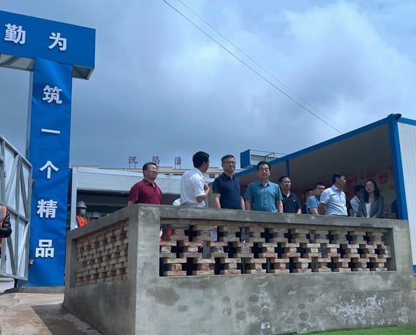 陕煤集团总经理助理、战略规划委主任宋世杰一行莅临陕煤建设铜煤公司承建的王石凹游客服务中心项目检查指导工作