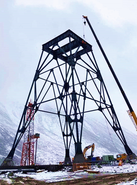 陕煤建设矿建三公司天山胜利隧道2-2通风竖井井架主体安装完毕