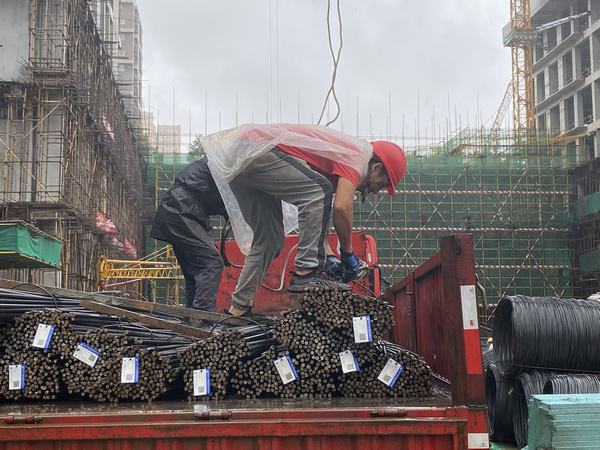 陕煤建设韩城分公司土建二项目部：赶工期抢进度 雨中建设不停步