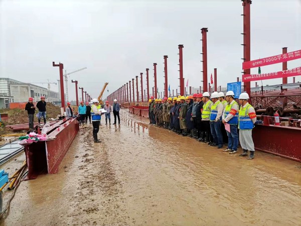 陕煤建设渭南分公司承建的南京金龙纯电动商用车建设项目总装车间7万平米超危大网架工程顺利顶升