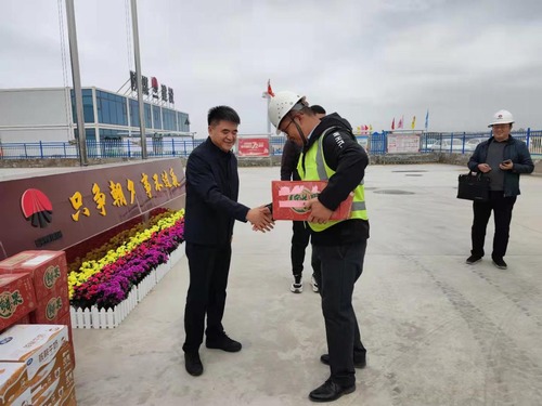 陕西智能煤炭物流有限公司执行董事张军荣慰问陕煤建设路桥分公司榆阳煤炭物流园区项目一线职工