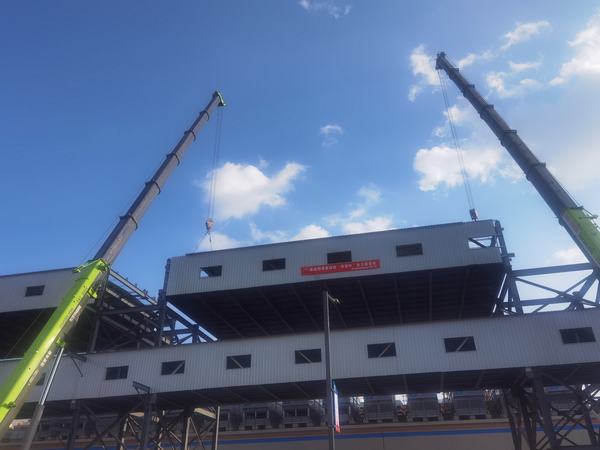 陕煤建设榆林公司神木电石栈桥工程桁架吊装取得阶段性胜利