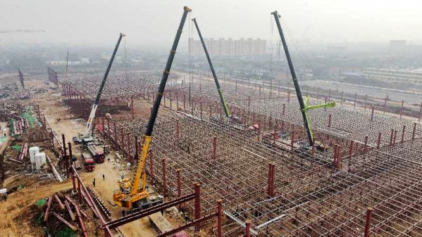 陕煤建设渭南分公司南京金龙电动商用车建设项目总装车间五、六区网架顶升工程顺利吊装完成