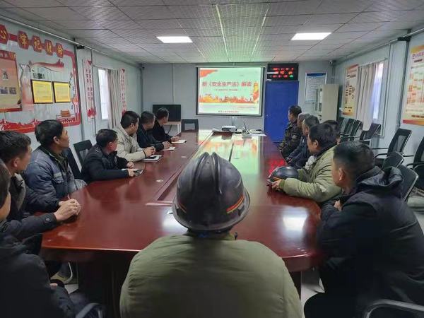 陕煤建设矿建二公司车村项目部安全讲堂助推班组建设