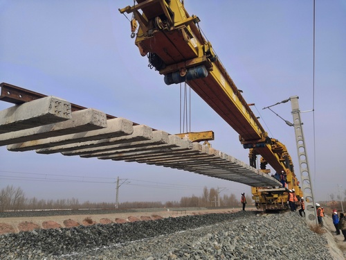 陕煤建设路桥分公司靖神铁路孟红段联络线正式开始铺轨作业