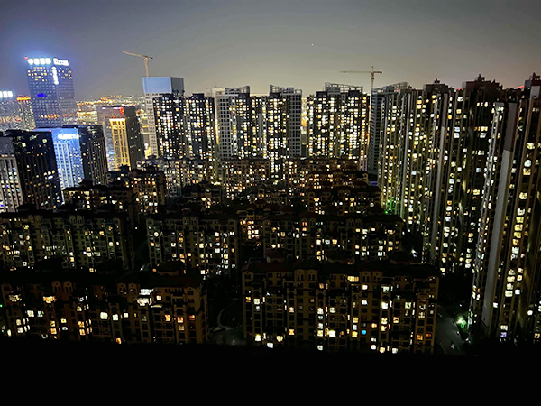 封闭的小区“封疫”不“封情”