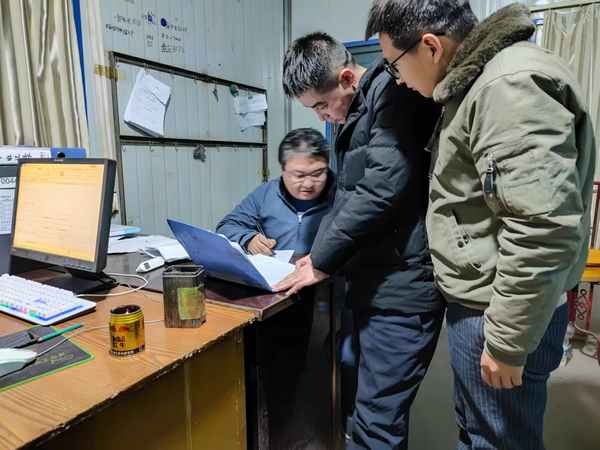 陕煤建设煤矿运营服务分公司：青监岗“零点行动”为安全保驾护航