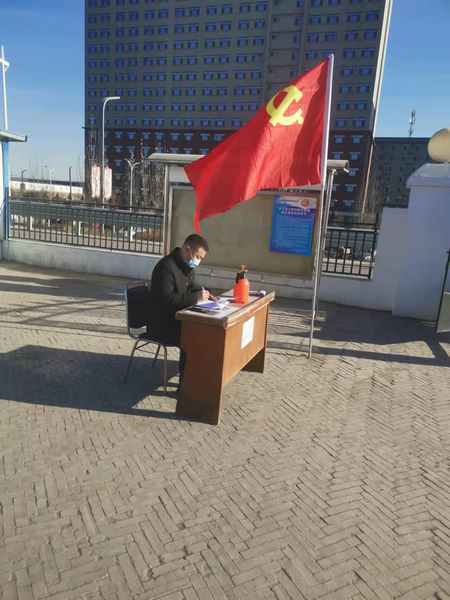 陕煤建设煤矿运营服务分公司：党旗在防疫线上飘扬