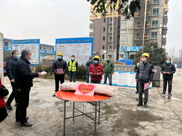 泾阳县县委、县政府一行慰问泾阳县西城保障房小区项目一线员工