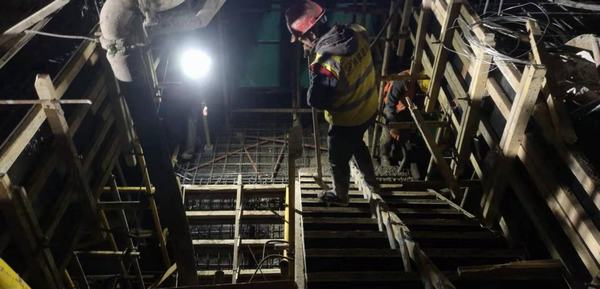 陕煤建设铜煤公司第六项目部戴着口罩抓生产凝聚力量保安全