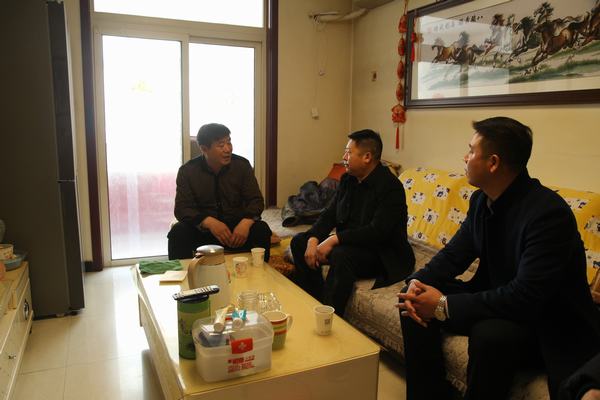 陕煤建设铜煤公司党政领导春节前夕看望慰问困难职工