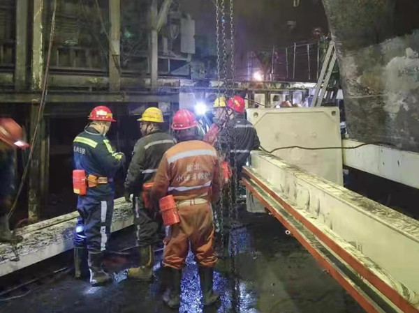 陕煤建设机电安装公司小保当项目部：鏖战4天完成煤水分离系统安装任务