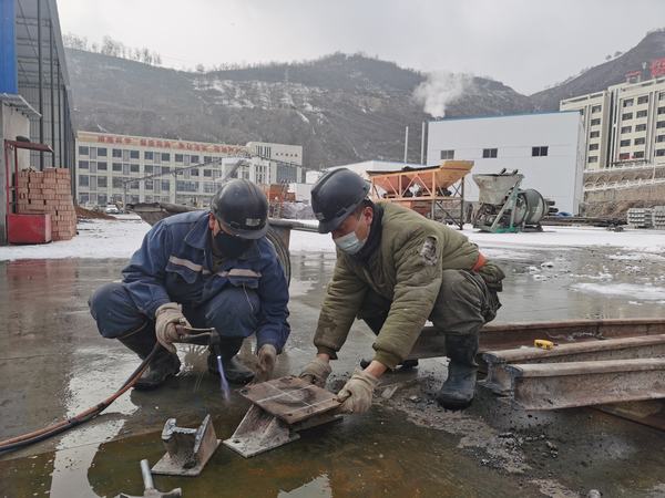陕煤建设矿建二公司安装项目部：风雪难掩热情 全力保障生产