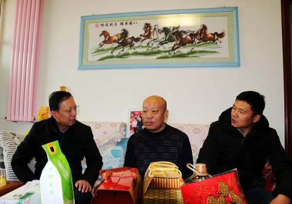 陕煤建设澄合分公司党政领导春节前夕慰问困难职工
