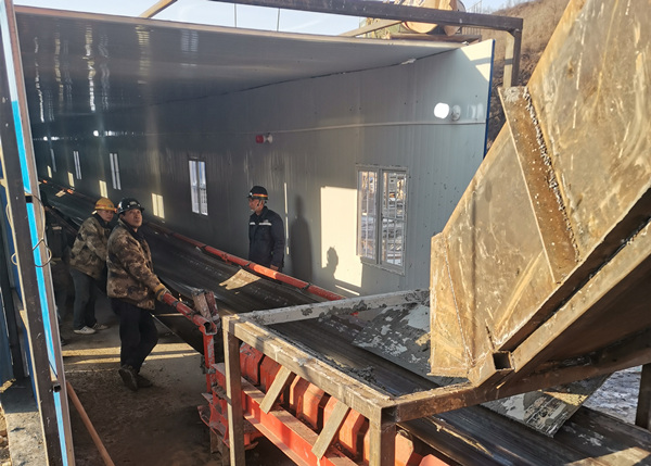 陕煤建设矿建三公司崔木项目皮带排矸系统试运行成功