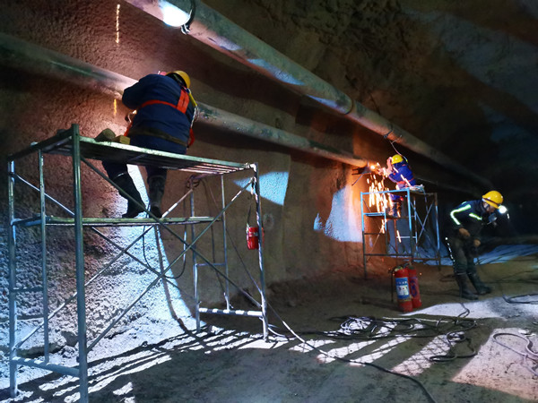 陕煤建设机电安装公司酒钢项目部:管道安装“跑”出加速度