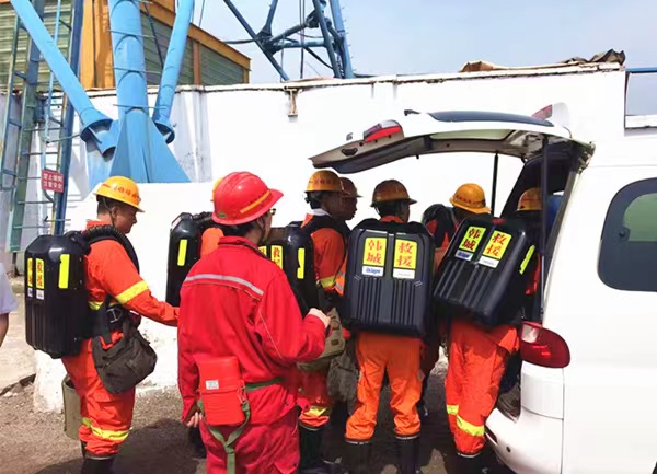 韩城矿业王峰煤矿与陕煤建设矿建二公司王峰项目部组织开展煤矿水害事故应急救援演练