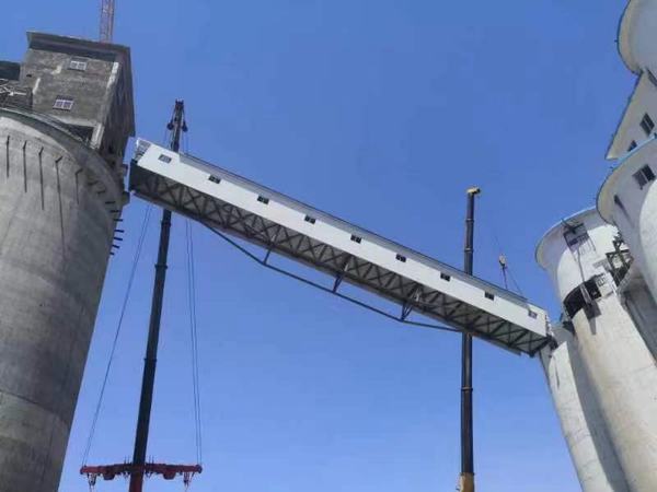 陕煤建设铜煤公司：第二十一项目部柠条塔矿井选煤厂技改项目二标段汽车装车仓至新增汽车装车仓洗中块带式输送机栈桥工程顺利吊装完成