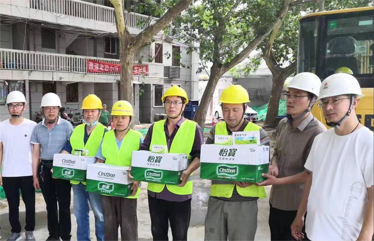 陕煤建设新城公司第一项目部“情系一线送清凉”