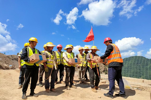 陕煤建设汉中分公司大西沟矿项目部开展“送清凉”慰问活动