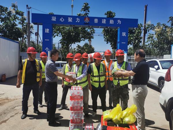 陕煤建设设备租赁中心党政领导深入一线送清凉