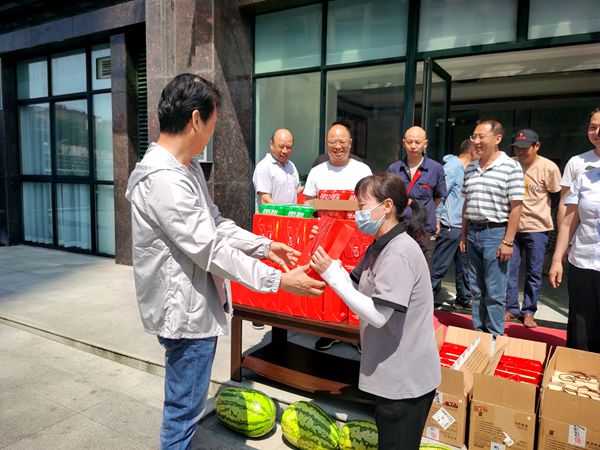 建设集团大秦置业公司：夏日高温送清凉 丝丝关怀暖人心