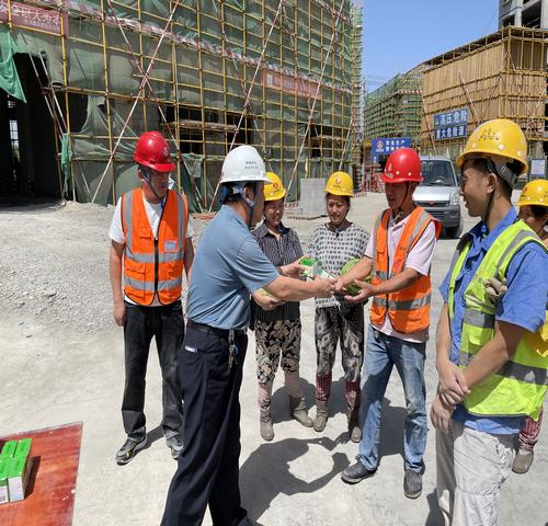 陕煤建设西北分公司开展“高温慰问送清凉，情系基层暖人心”活动