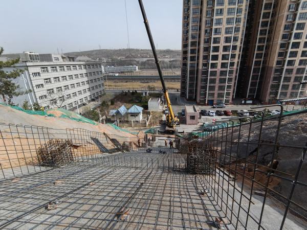 陕煤建设韩城分公司土建五项目部用实力攻克30°大斜坡施工项目