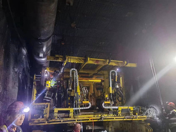 陕煤建设机电安装公司小保当项目部顺利完成护盾机器人安装